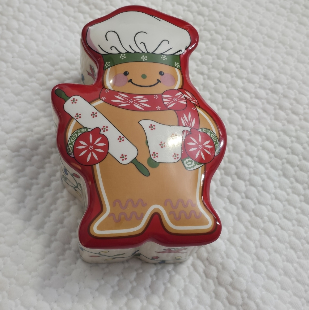 Temptations Lidded 8oz  Gingerbread Man Dish Christmas Bakeware